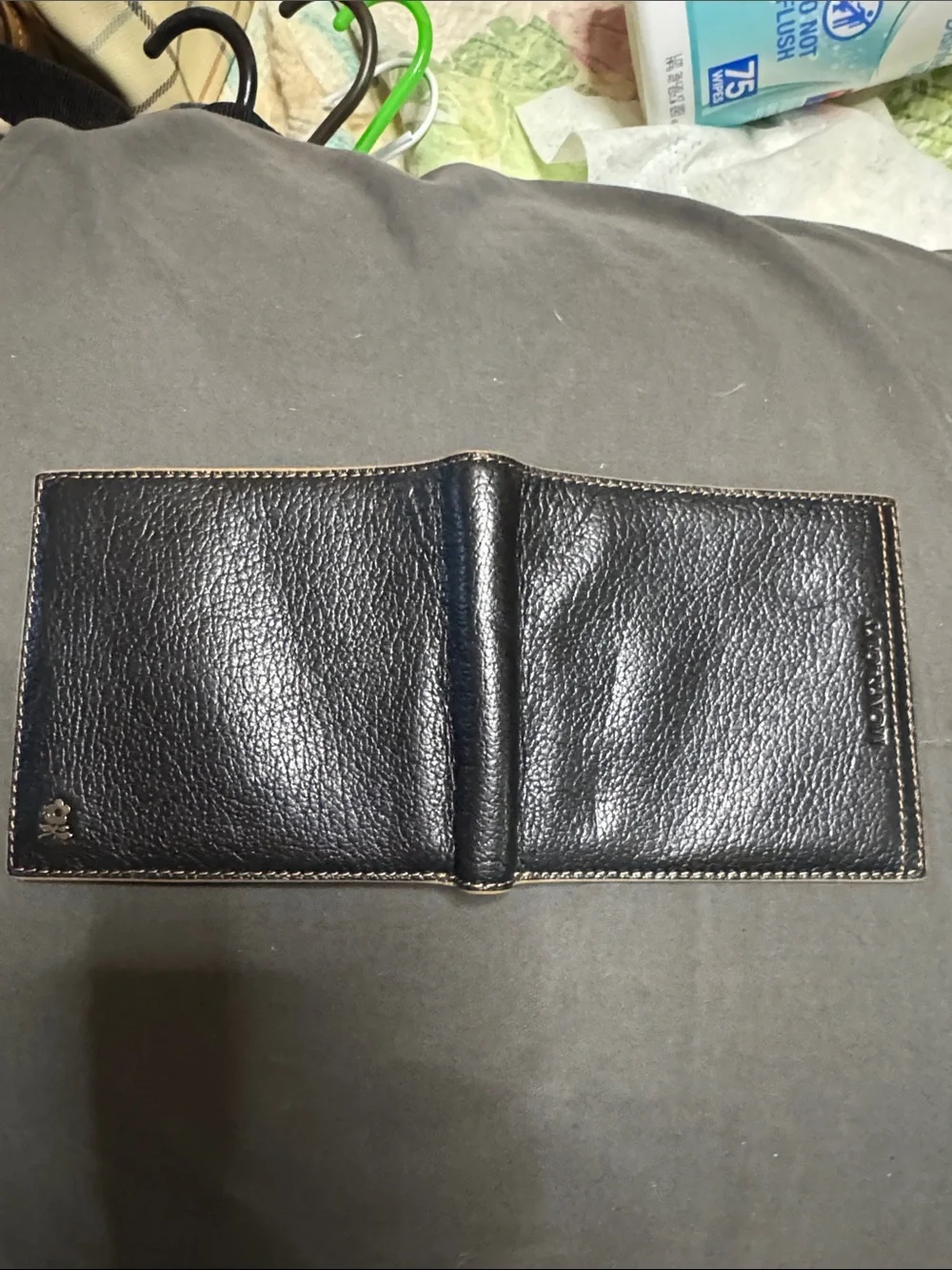 Montagut black leather